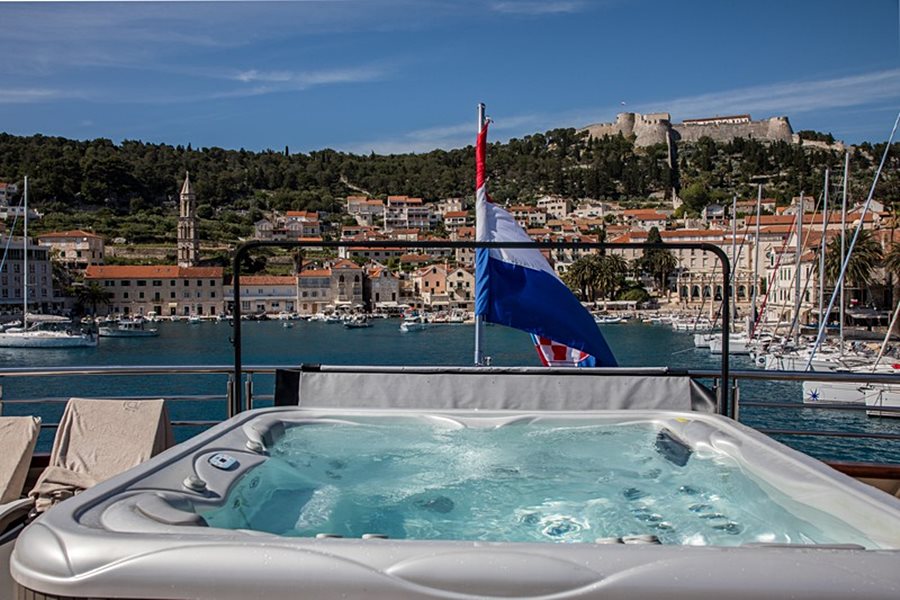 Inselhüpfen Deluxe Superior Yacht Kreuzfahrt ab Split bis Dubrovnik mit MY Desire*****