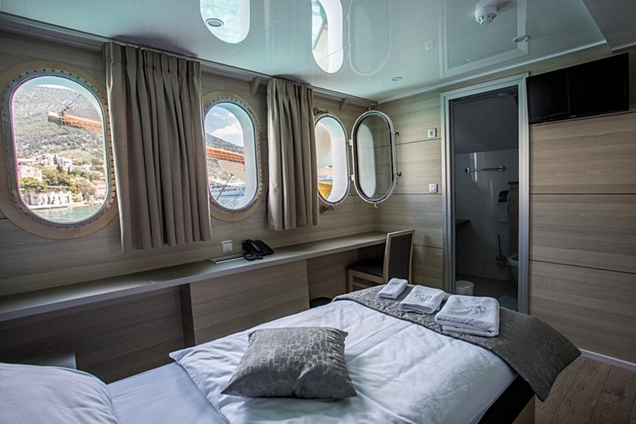 Inselhüpfen Deluxe Superior Yacht Kreuzfahrt ab Dubrovnik bis Split mit MY Desire*****