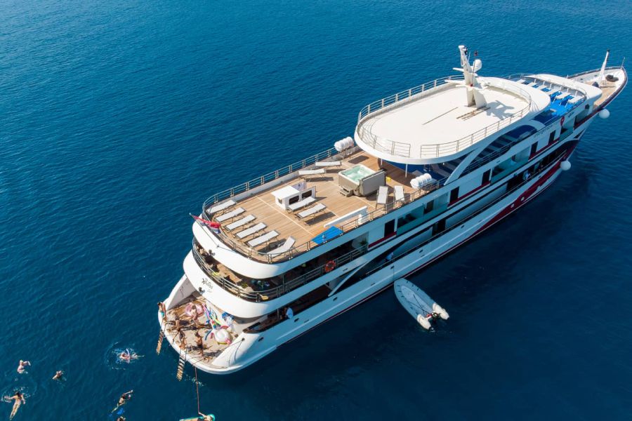 Inselhüpfen Deluxe Yacht Kreuzfahrt ab Split mit MY Antaris*****SD