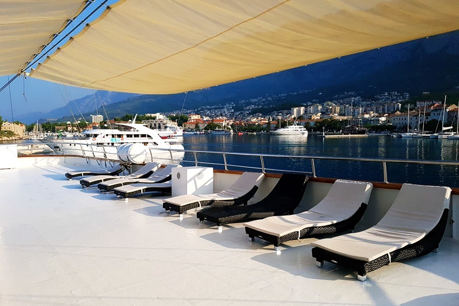 Blauereise Baderoute Inselhüpfen Kreuzfahrt ab Trogir mit NoName Premium Schiff