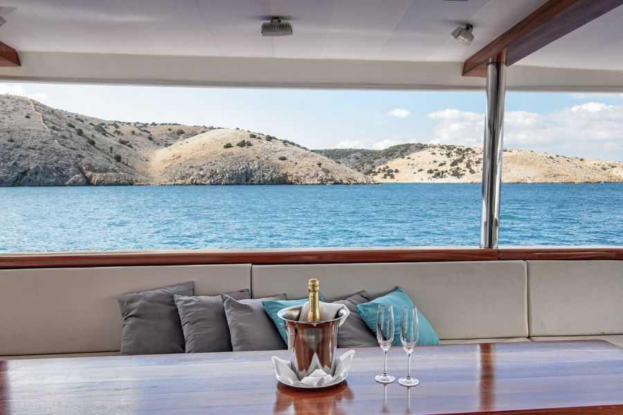 Inselhüpfen Deluxe Yacht Kreuzfahrt ab Split mit MY Suzana