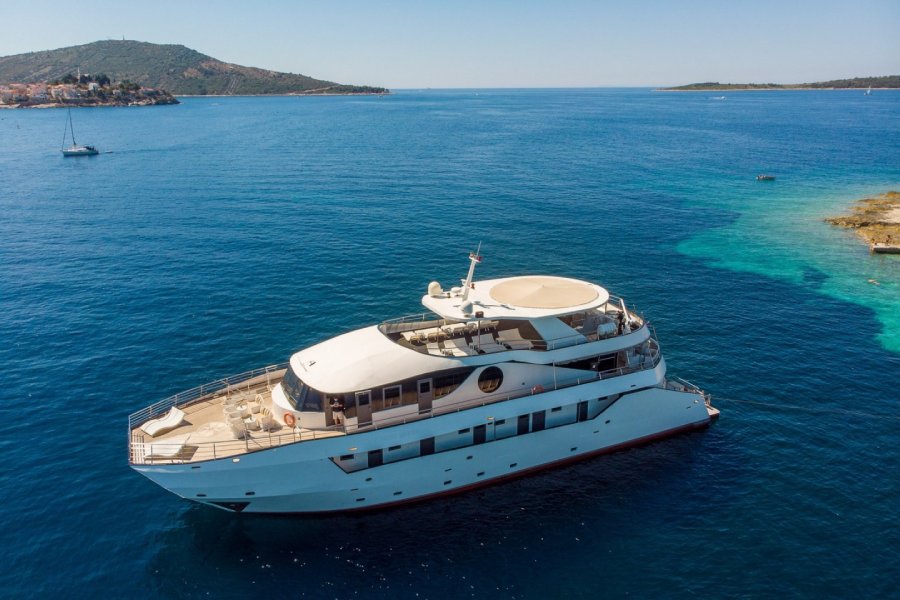 Inselhüpfen Deluxe Yacht Kreuzfahrt ab Split mit MY Adriatic Queen