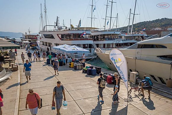 Inselhüpfen Deluxe Yacht Kreuzfahrt mit MY Azzurro*****