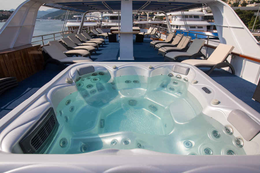 Inselhüpfen Deluxe Yacht Kreuzfahrt ab Split mit MY Kapetan Bota