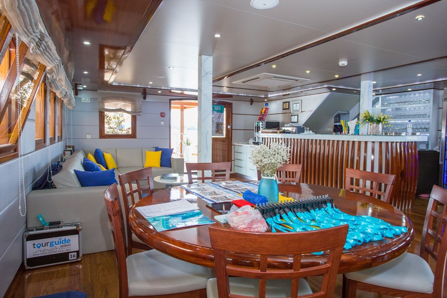 Inselhüpfen Yacht Kreuzfahrt Deluxe Superior Futura SPU