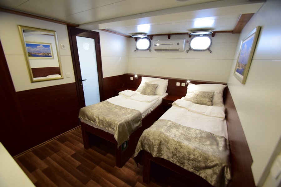 Inselhüpfen Deluxe Yacht Kreuzfahrt Split-Dubrovnik-Split mit MY Equator*****SPU